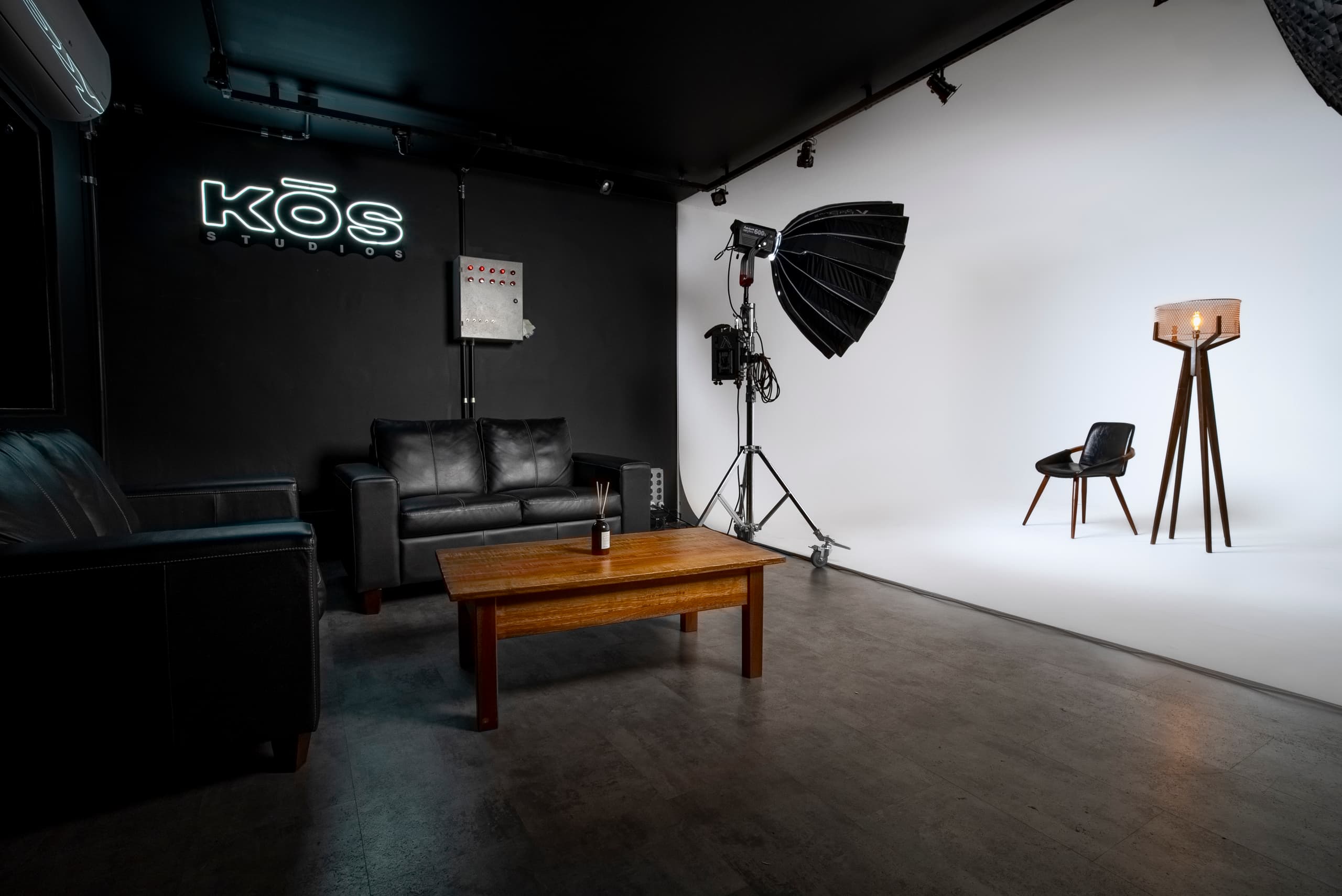 Estudio KŌS — set de rodaje con iluminación y ciclorama