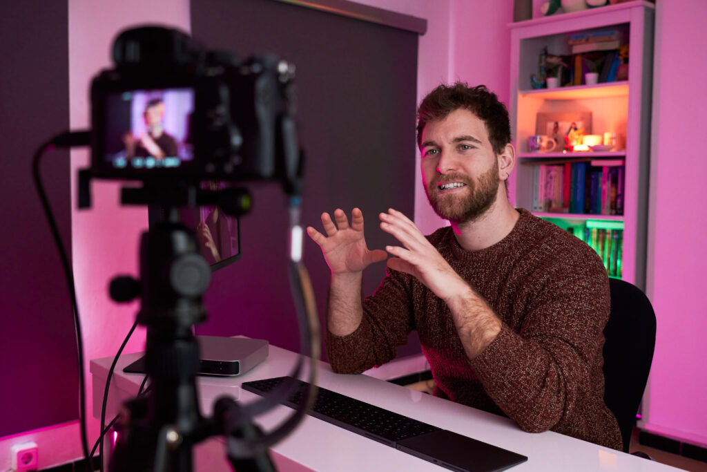 Criação de conteúdo em vídeo para estratégias de marketing digital com câmera e computador
