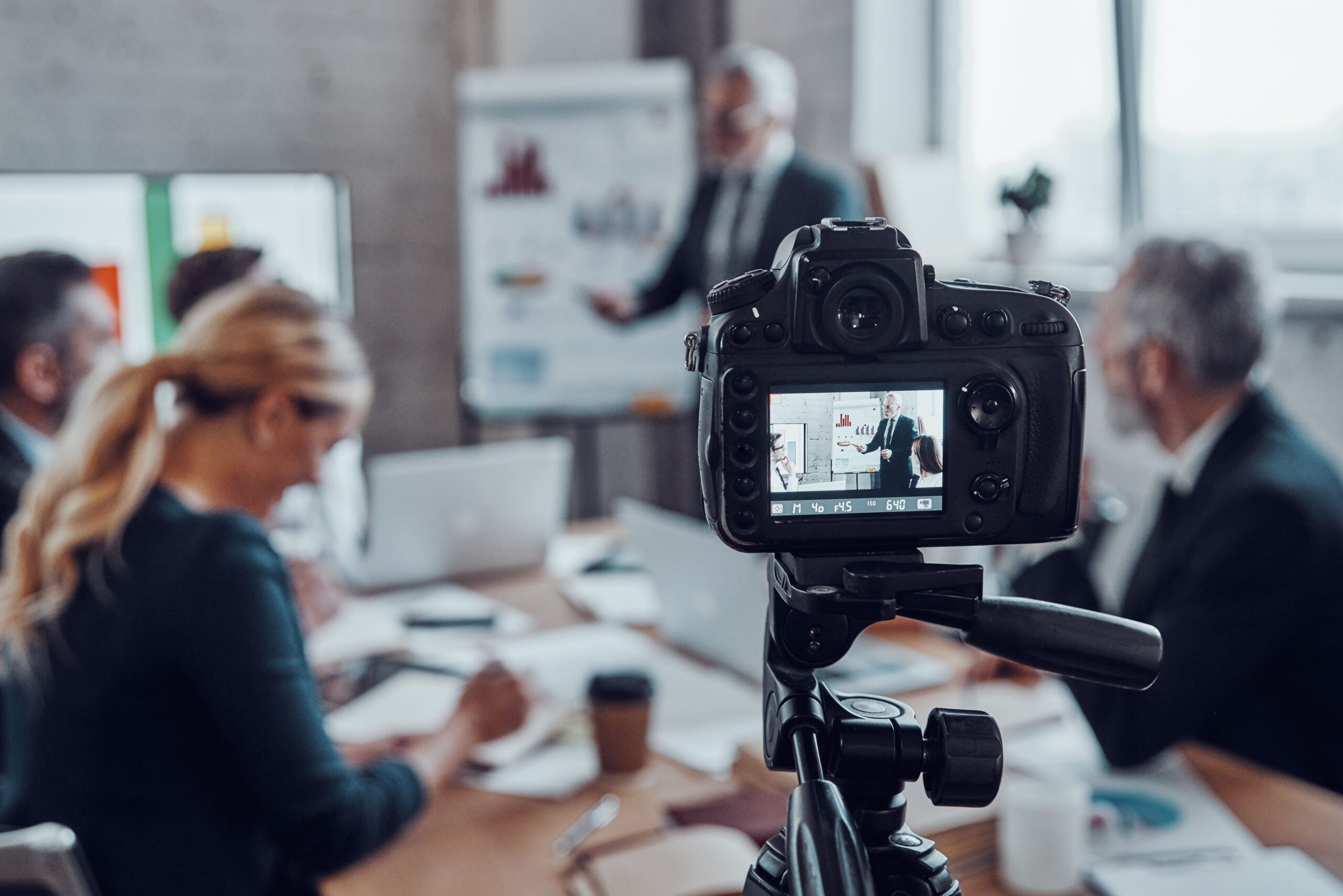 Profissional escrevendo roteiro para vídeo institucional em ambiente corporativo