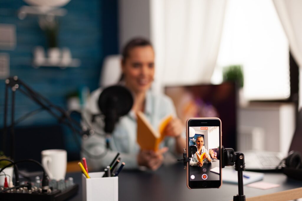 Criação de vídeos para redes sociais com smartphone e equipamentos de iluminação