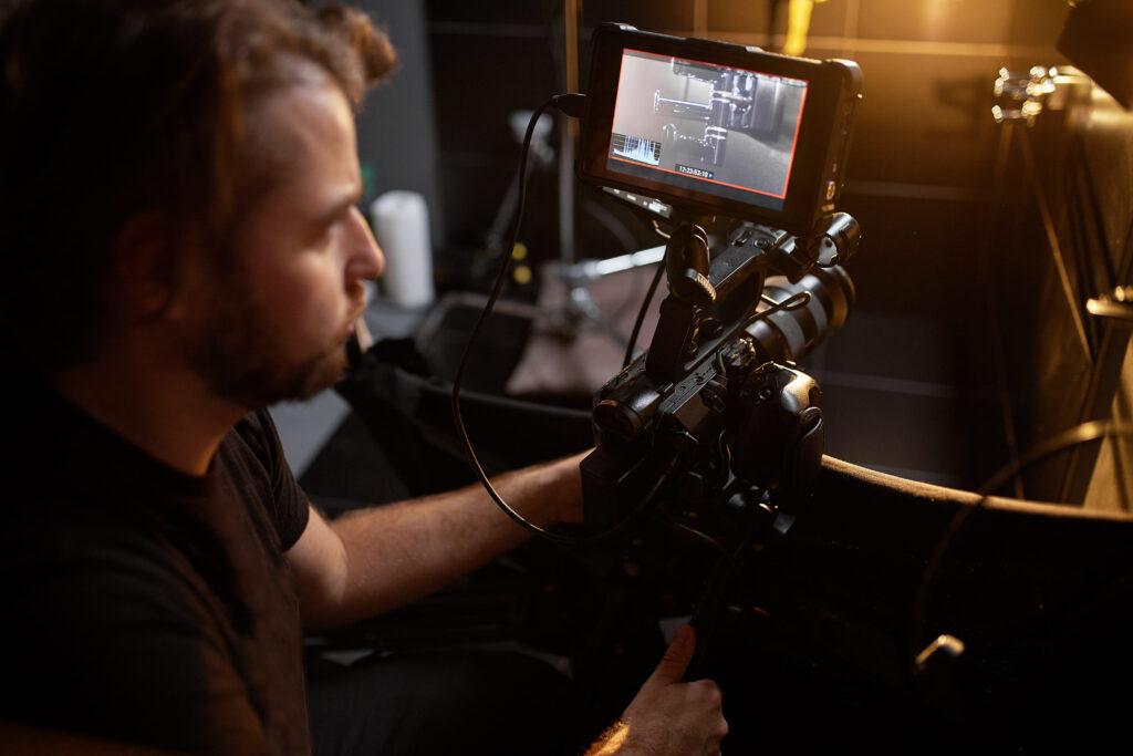 Profissionais de produtora audiovisual gravando com câmeras e iluminação profissional em set de filmagem