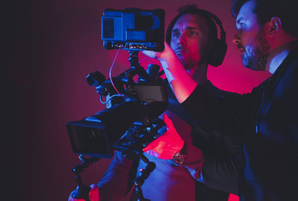 Equipe realizando gravação de vídeo profissional em estúdio em São Paulo