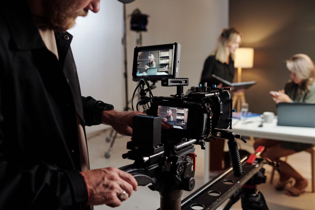 Produção de vídeo publicitário com equipe de filmagem, câmera profissional e cenário montado