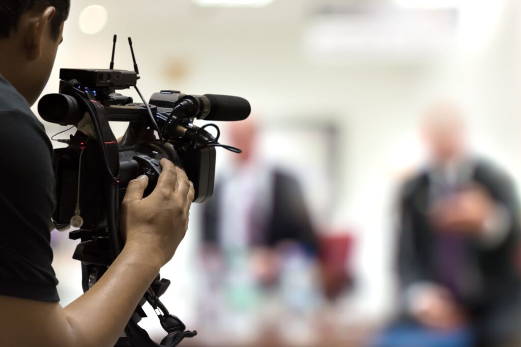 Gravação de vídeo institucional com equipe profissional em ambiente corporativo