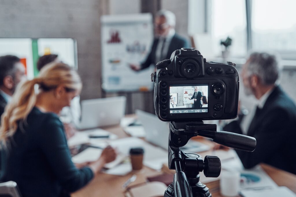 Gravação de vídeo institucional para empresa com equipe técnica, câmeras e iluminação profissional