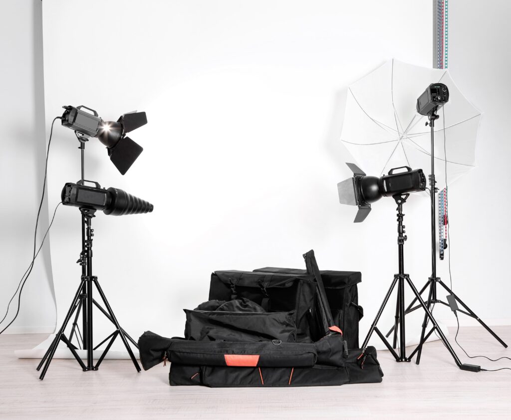 Gravação de videoclipe profissional com equipe de filmagem e artista em estúdio
